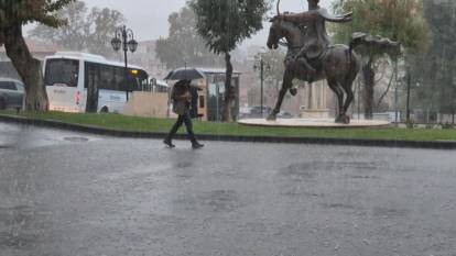 Şiddetli yağış sonrası yollar göle döndü!