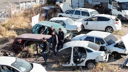 4 ilde 'change' operasyonu: Ağır hasarlı araçları bakın nasıl piyasaya sürüyorlardı!