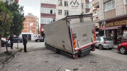 İstanbul'da yine yol çöktü: Bu kez çukurun içerisine kamyonet düştü!