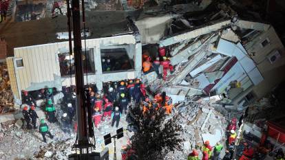 Gebze'de facia! Çöken 7 katlı binada anne ve babanın cansız bedenine ulaşıldı: Aileden sadece abla kurtuldu