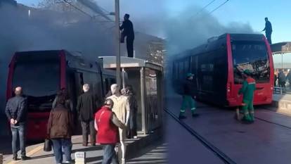 Tramvayda yangın paniği: Seyir halindeyken arıza yaptı, duman yükseldi