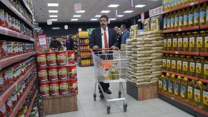 Belediyenin açtığı marketten alışveriş yapan vekil Fırat: Üretici de tüketici de kazanıyor