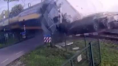 Tren kazası anbean kamerada: Tırı biçerek geçti!