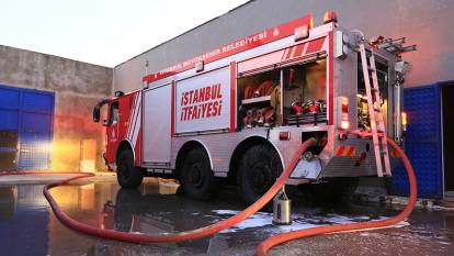 Küçükçekmece'de yer altı kabloları alev aldı: Yangın park halindeki otomobile sıçradı