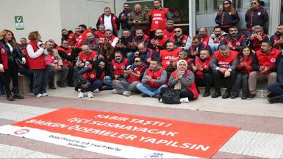 İzmir Büyükşehir önünde işçi eylemi:  3 aydır hakları ödenmiyor