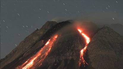 Yanardağ patladı, ülke alarma geçti: Küller 4 bin 400 metreye yükseldi