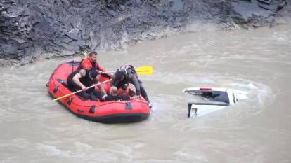 Zap Suyu’nda korkunç kaza: Kaya düşmesinden kaçan kamyonet uçuruma yuvarlandı: 2 ölü