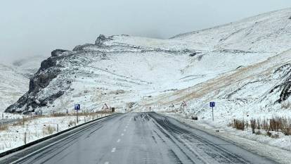Kar bastırdı! Köy yolları kapandı, ulaşım durdu