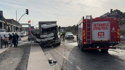 Arnavutköy'de iki kamyon kafa kafaya çarpıştı!