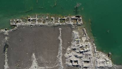 Baraj çekildi, tarihi yapılar gün yüzüne çıktı