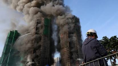 Dev konut kompleksi cehenneme döndü! 4'üncü seviye alarm verildi: Mahsur kalanlar var