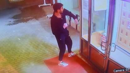 Canı yandı ama yine de durmadı! Camiye saldırı anı kamerada