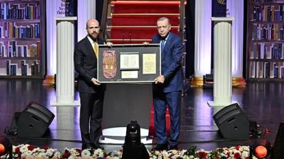 Bilal Erdoğan, İlim Yayma Ödülleri töreninde konuştu, Cumhurbaşkanı Erdoğan'a hediye taktim etti