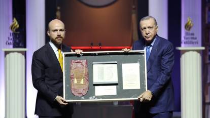 Bilal Erdoğan, İlim Yayma Ödülleri töreninde konuştu, Cumhurbaşkanı Erdoğan'a hediye taktim etti