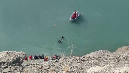 Van'da korkunç kaza! Otomobil baraja uçtu: 2 kişi öldü biri aranıyor