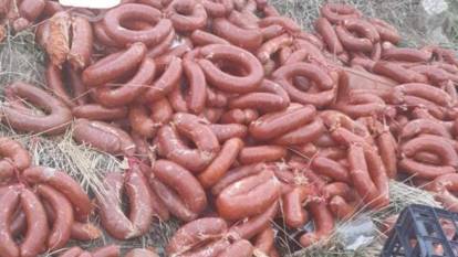 Ankara’da yüzlerce kilo et ürünü boş araziye atıldı