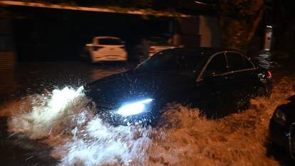 İstanbul’u sağanak vurdu! Ev ve iş yerlerini su bastı