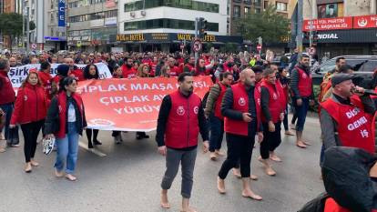 İzmir Büyükşehir Belediyesi çalışanları iş bıraktı: Çıplak ayakla eyleme çıktılar