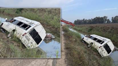 Adana'da tarım işçilerini taşıyan servis kanala devrildi! 18 kişi yaralandı