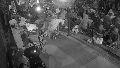 İndirim kuyruğu sokakta geceden başladı: Kamp sandalyeli, battaniyeli bekleyiş şaşırttı