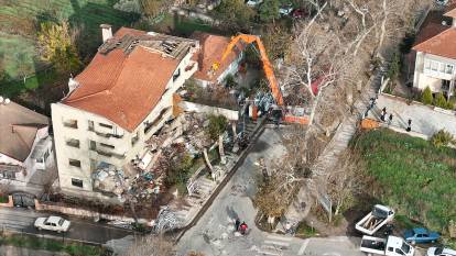 Sındırgı'da depremin yaraları sarılıyor: 18 bina daha yıkıldı