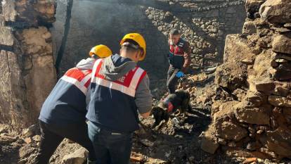 Manisa'da 5 evin kül olduğu yangında ölen kadının cenazesine ulaşıldı
