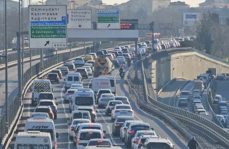 aa-20250311-37305833-37305828-istanbulda-aksam-saatlerinde-trafik-yogunlugu-yuzde-80e-ulasti.jpg
