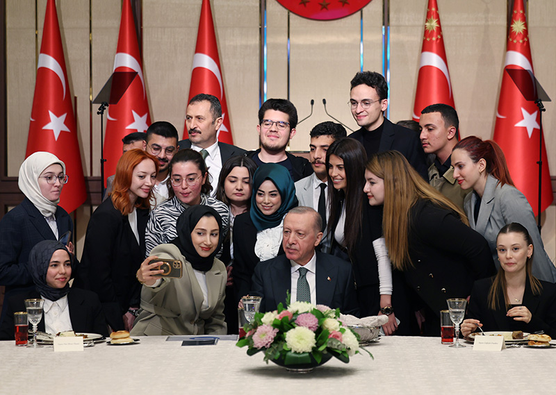 aa-20250325-37443338-37443328-cumhurbaskani-erdogan-universiteli-genclerle-iftar-programinda-bir-araya-geldi.jpg