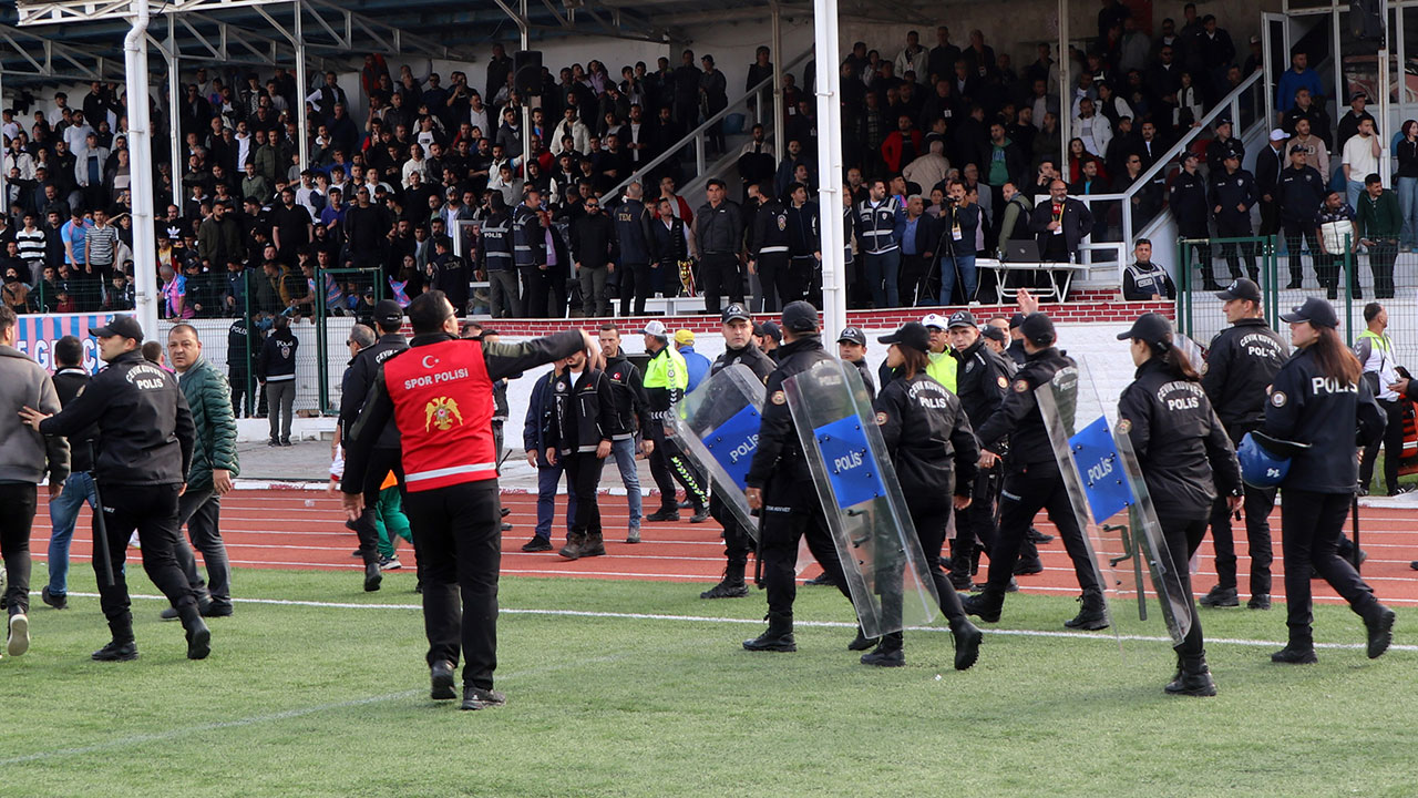 sampiyonluk-macinda-futbolcularin-kavgas-683441-202375.jpg