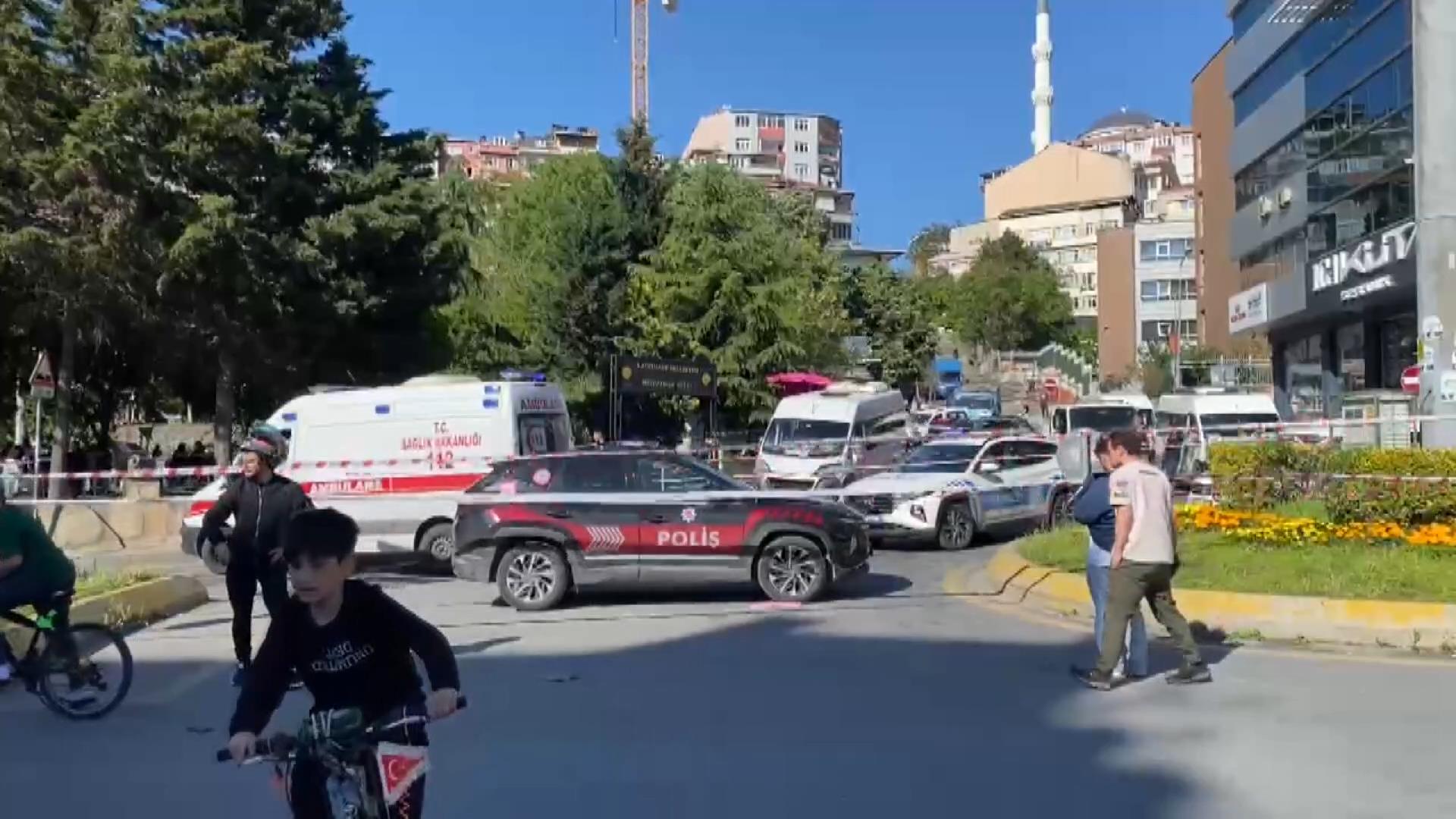 istanbul-kagithanede-minibus-yayalari-707053-209209.jpg