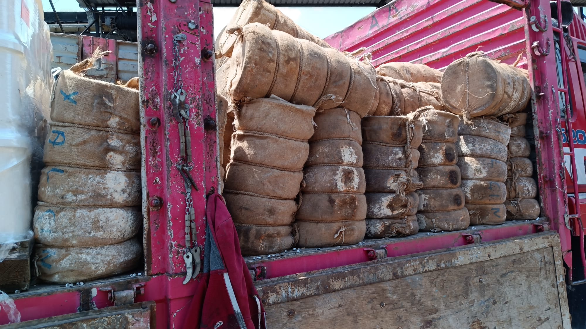 aa-20250514-37954447-37954446-izmirde-tuketime-uygun-olmayan-7-ton-peynir-imha-edildi.jpg