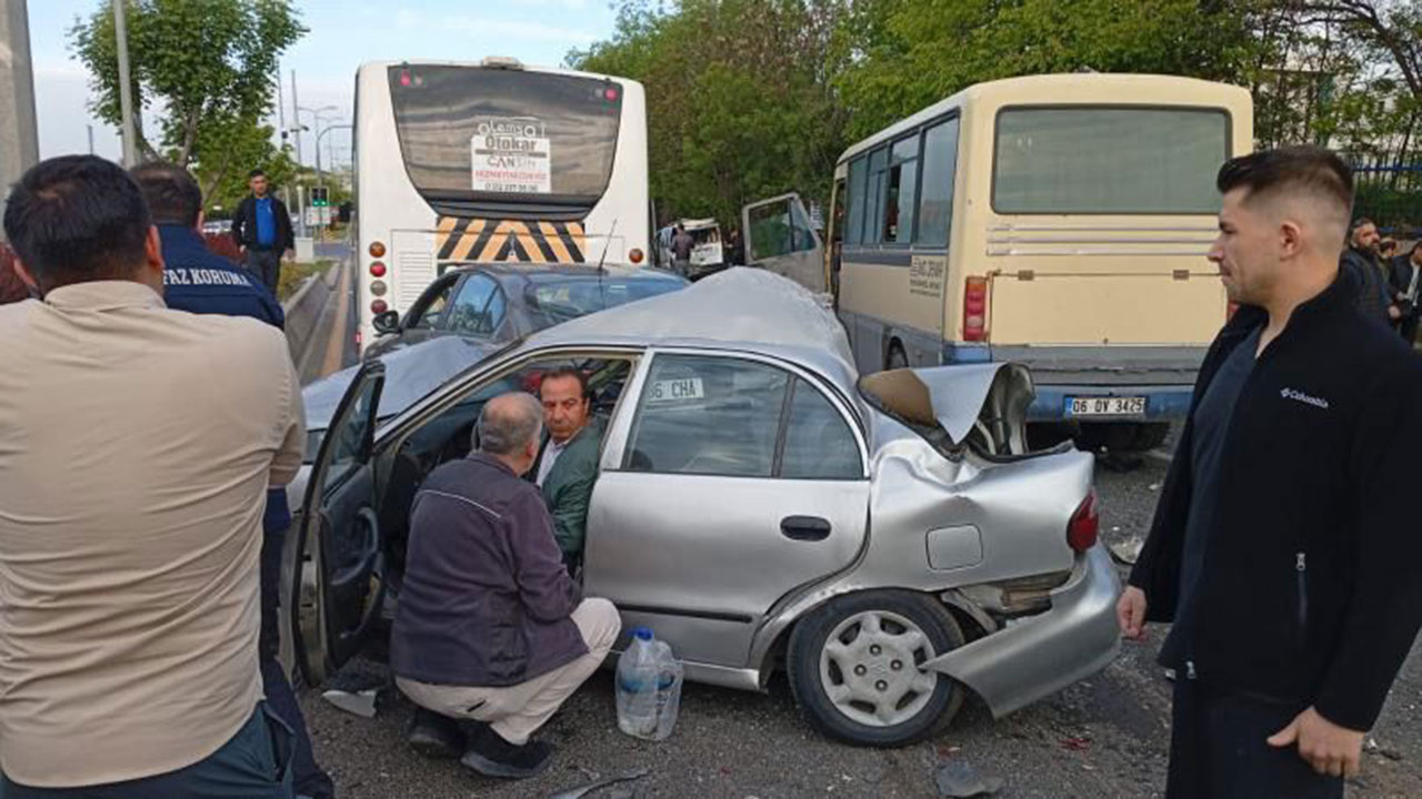 minibus-kirmizi-isikta-bekleyen-araclar-715395-211646.jpg