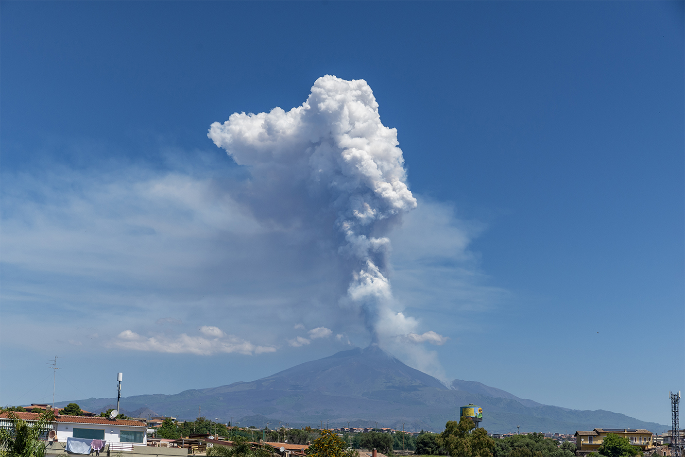 aa-20250602-38162730-38162728-italyada-etna-yanardagi-guclu-sekilde-kul-ve-lav-puskurttu.jpg
