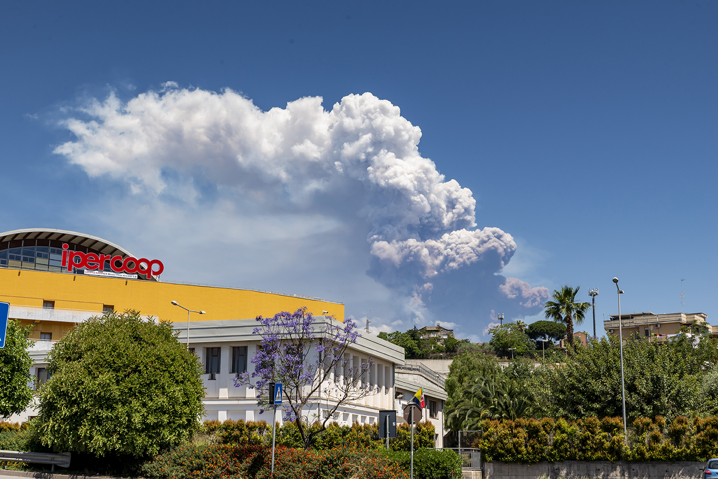 aa-20250602-38164634-38164628-italyada-etna-yanardagi-guclu-sekilde-kul-ve-lav-puskurttu.jpg