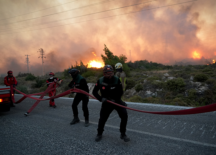 aa-20250702-38453432-38453417-cesmede-ziraat-alaninda-baslayip-ormana-sicrayan-yangina-mudahale-ediliyor.jpg