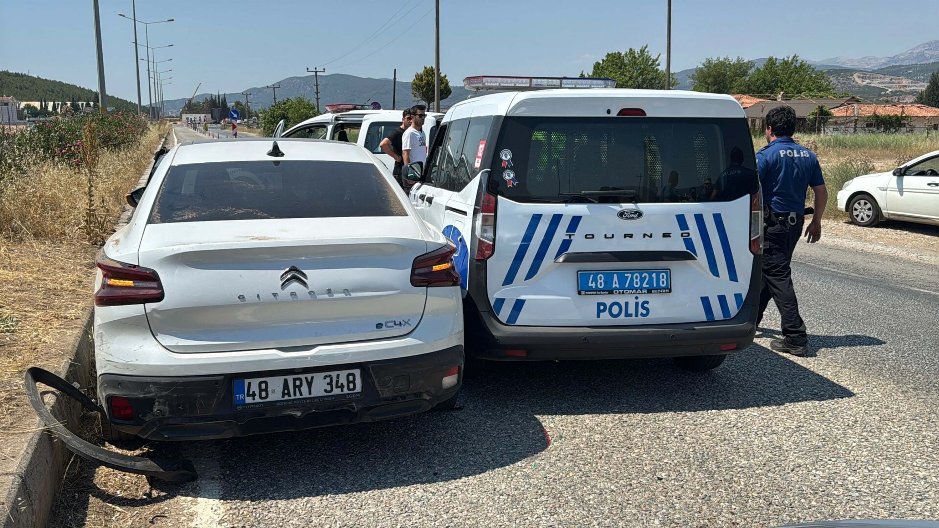takip-sirasinda-4-polis-otosuna-carpan-s-808911-239532.jpg