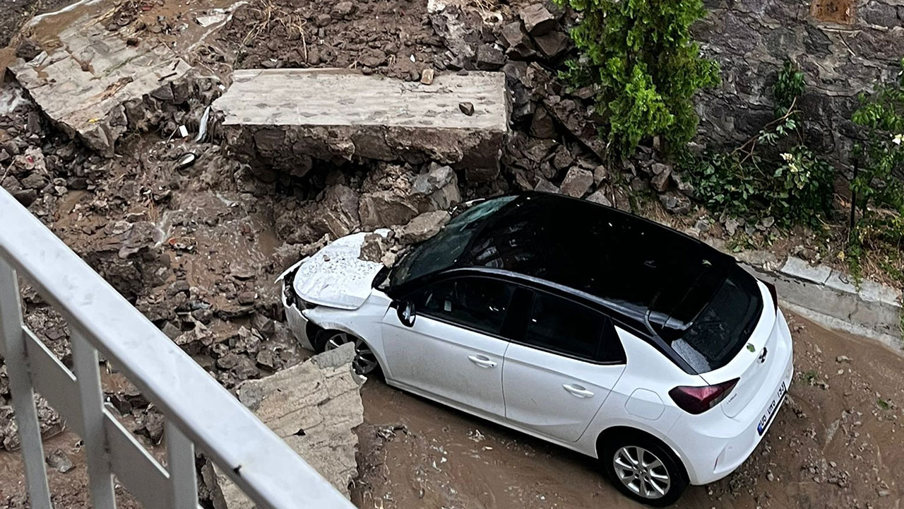ankarada-saganak-yollar-suyla-doldu-822458-243665.jpg