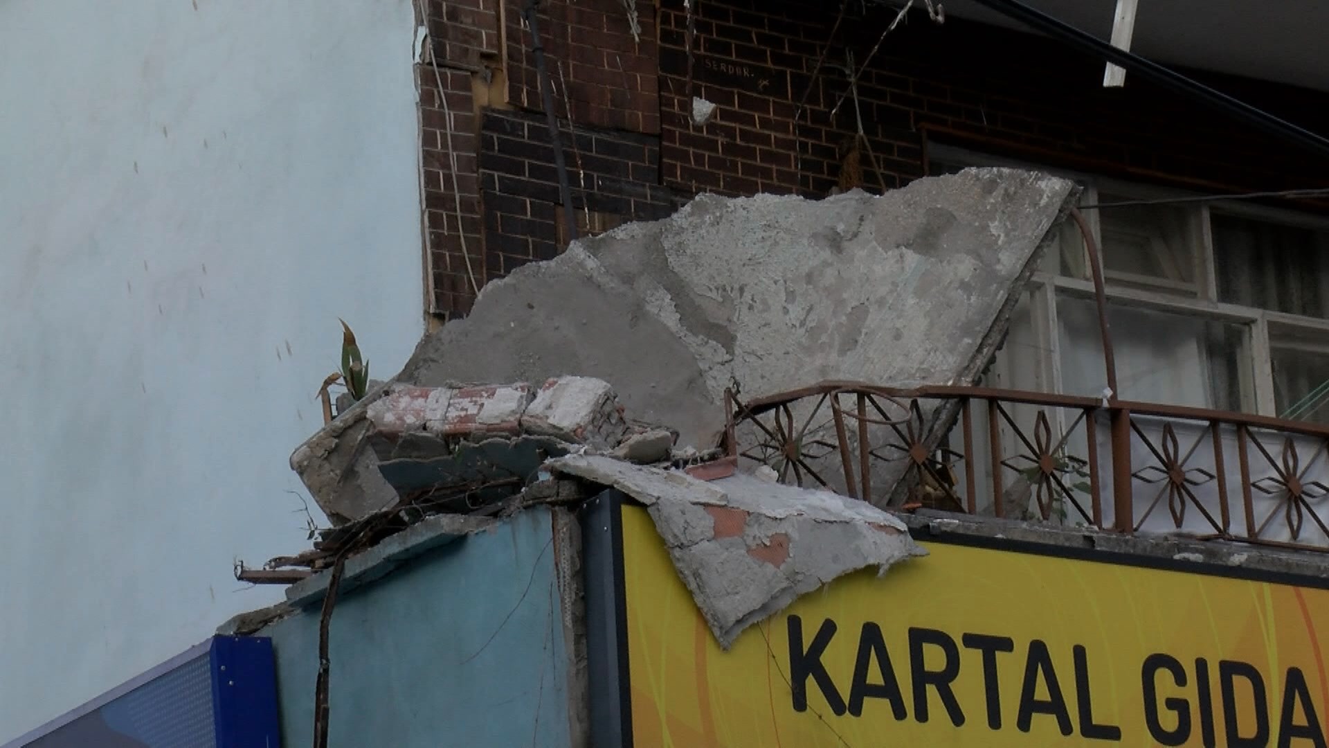 istanbul-kucukcekmecede-2-katli-binad-825046-244441.jpg