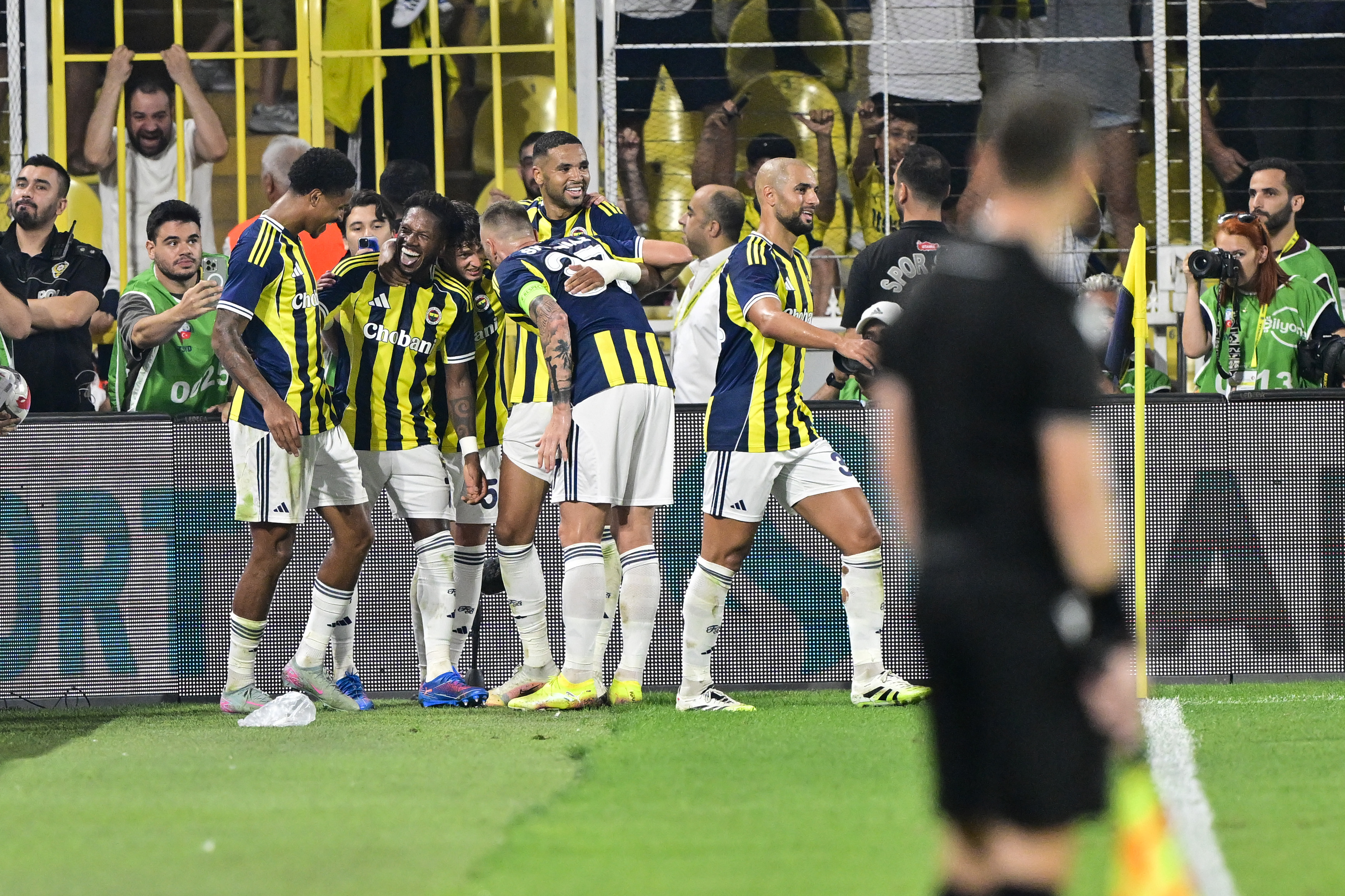 aa-20250812-38812989-38812987-fenerbahce-feyenoord.jpg