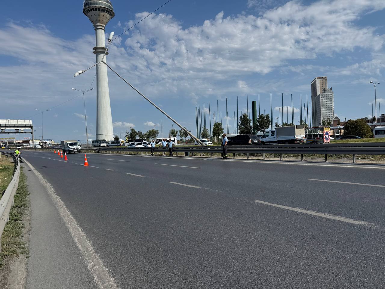 aa-20250815-38834359-38834358-buyukcekmecede-d100-kara-yolundaki-aydinlatma-diregi-firtina-nedeniyle-yan-yatti.jpg
