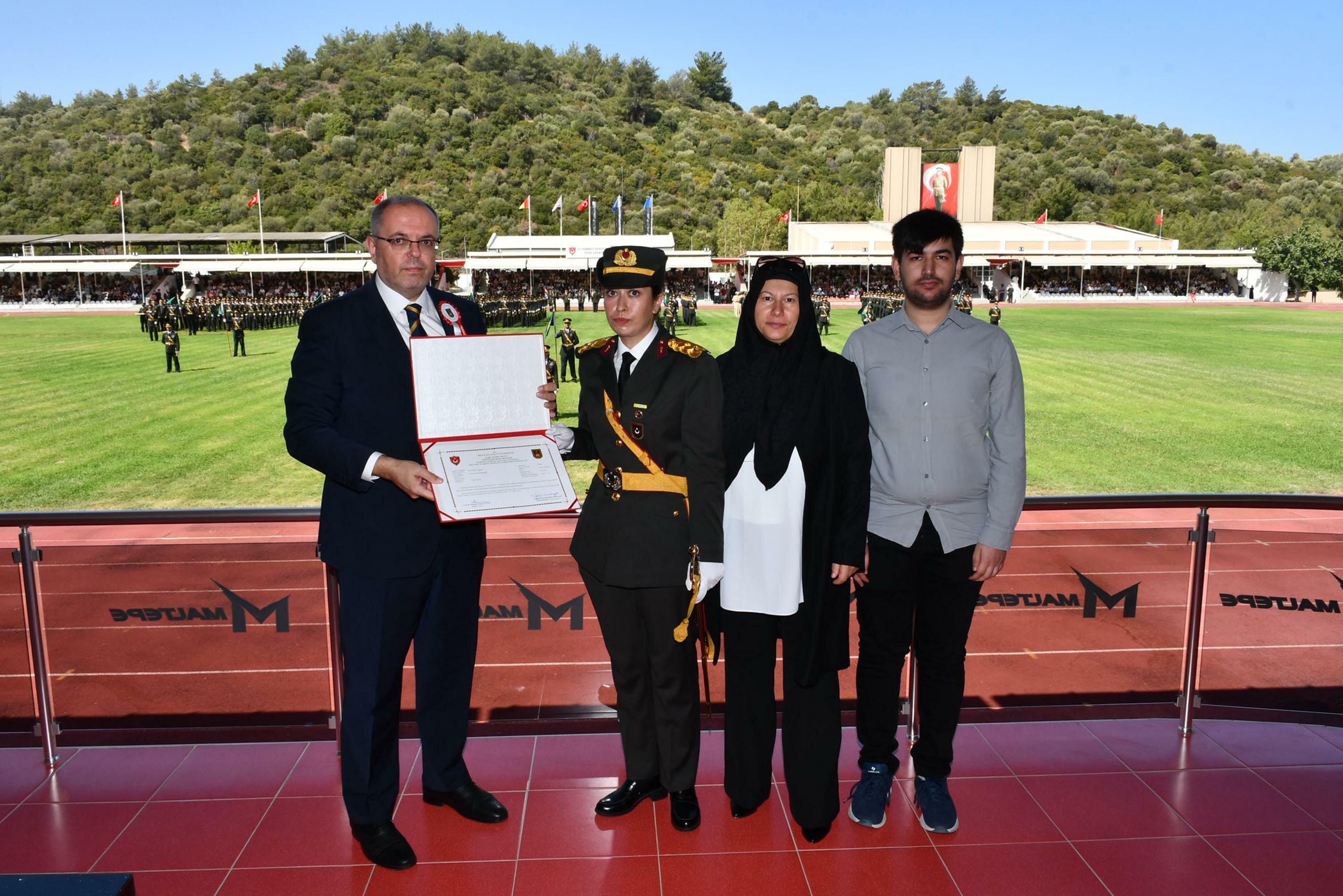 sehit-omer-halisdemirin-kizi-elif-nur-t-866311-257317.jpg