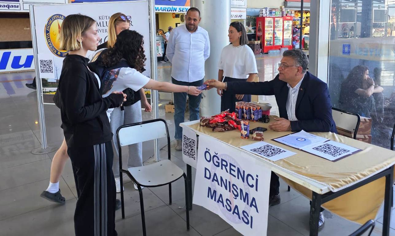 aa-20250915-39118082-39118080-kutahyada-rektor-ogrencileri-otogarda-karsiladi.jpg