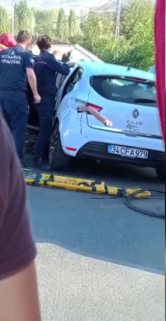 istanbul-basaksehirde-kazada-otomobile-927597-275536.jpg
