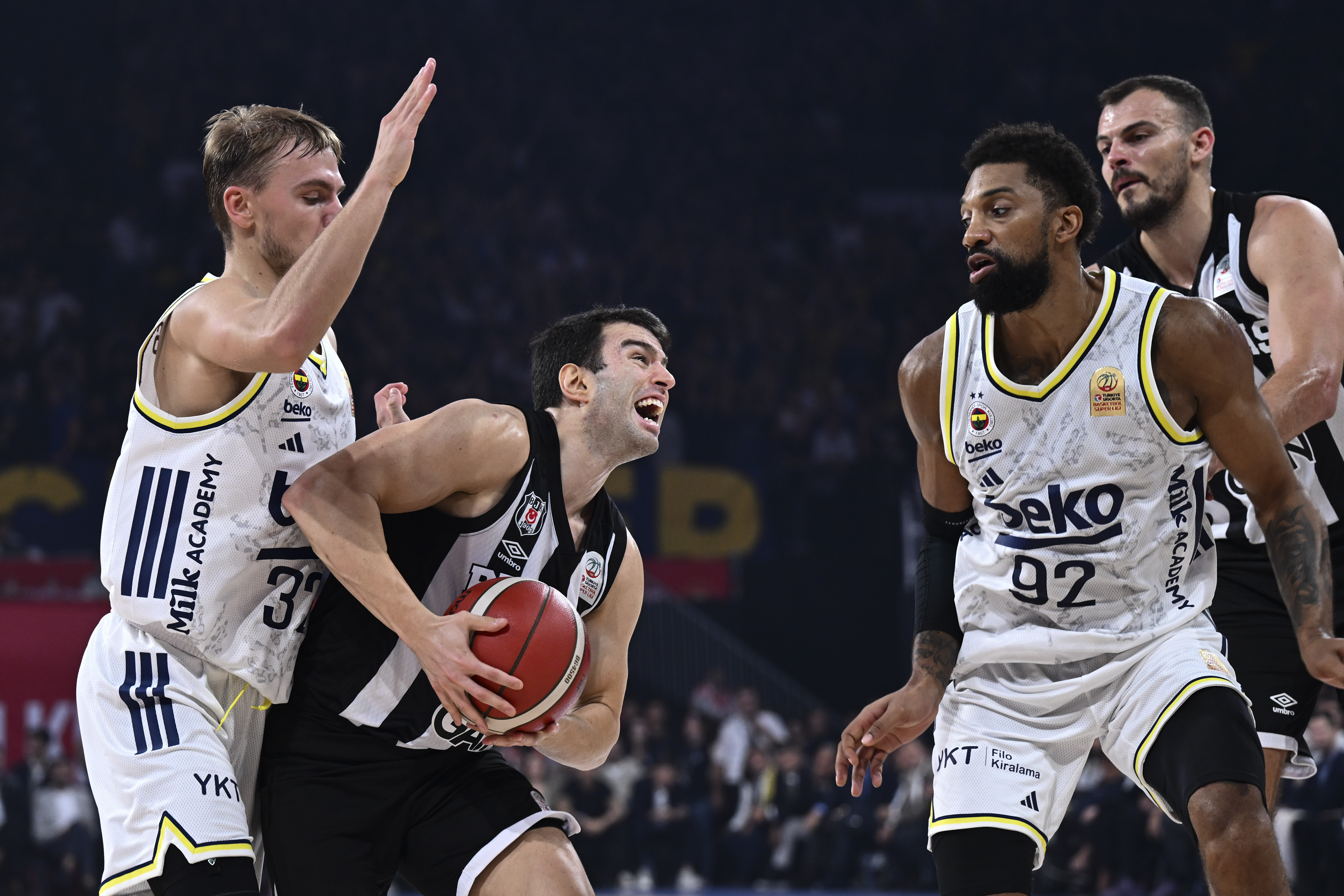 aa-20250924-39217095-39217079-fenerbahce-beko-besiktas-gain.jpg