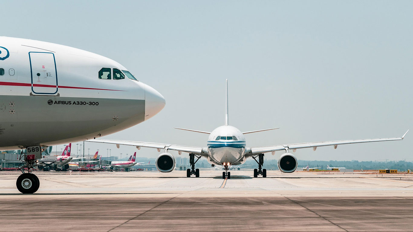 airplane-7359232-1920.jpg
