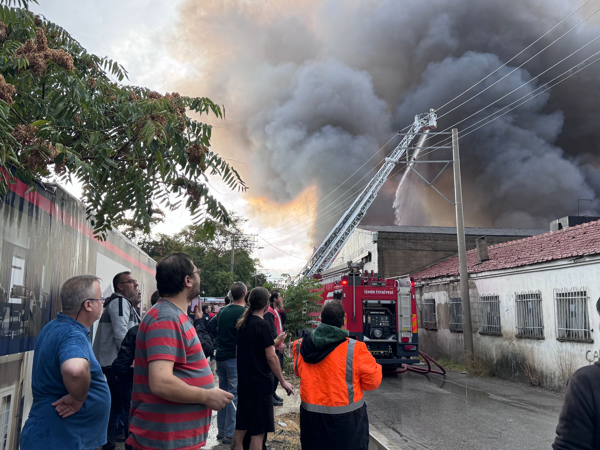 aa-20251003-39296627-39296625-izmirde-depoda-cikan-yangina-mudahale-edildi.jpg