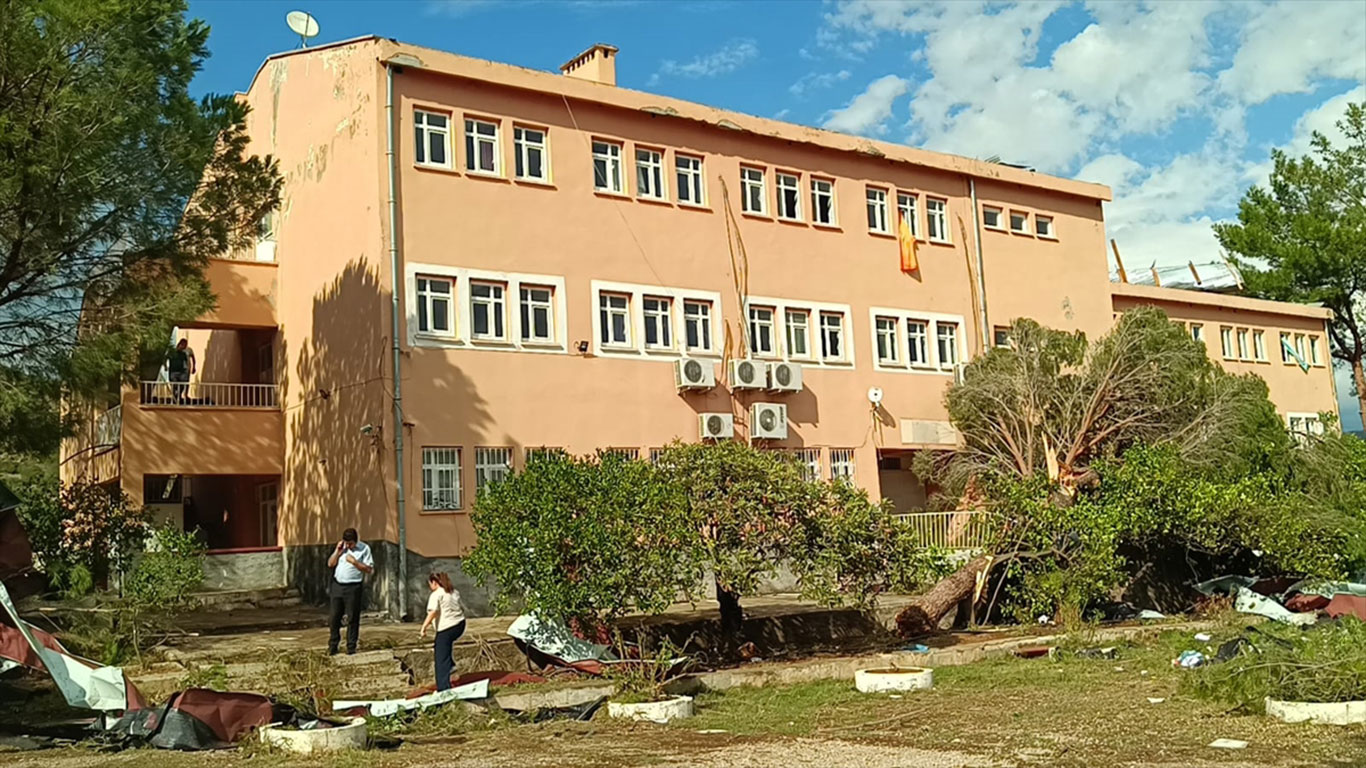 aa-20251008-39348602-39348583-adanada-firtina-nedeniyle-ucan-okulun-catisi-park-halindeki-araclara-zarar-verdi.jpg