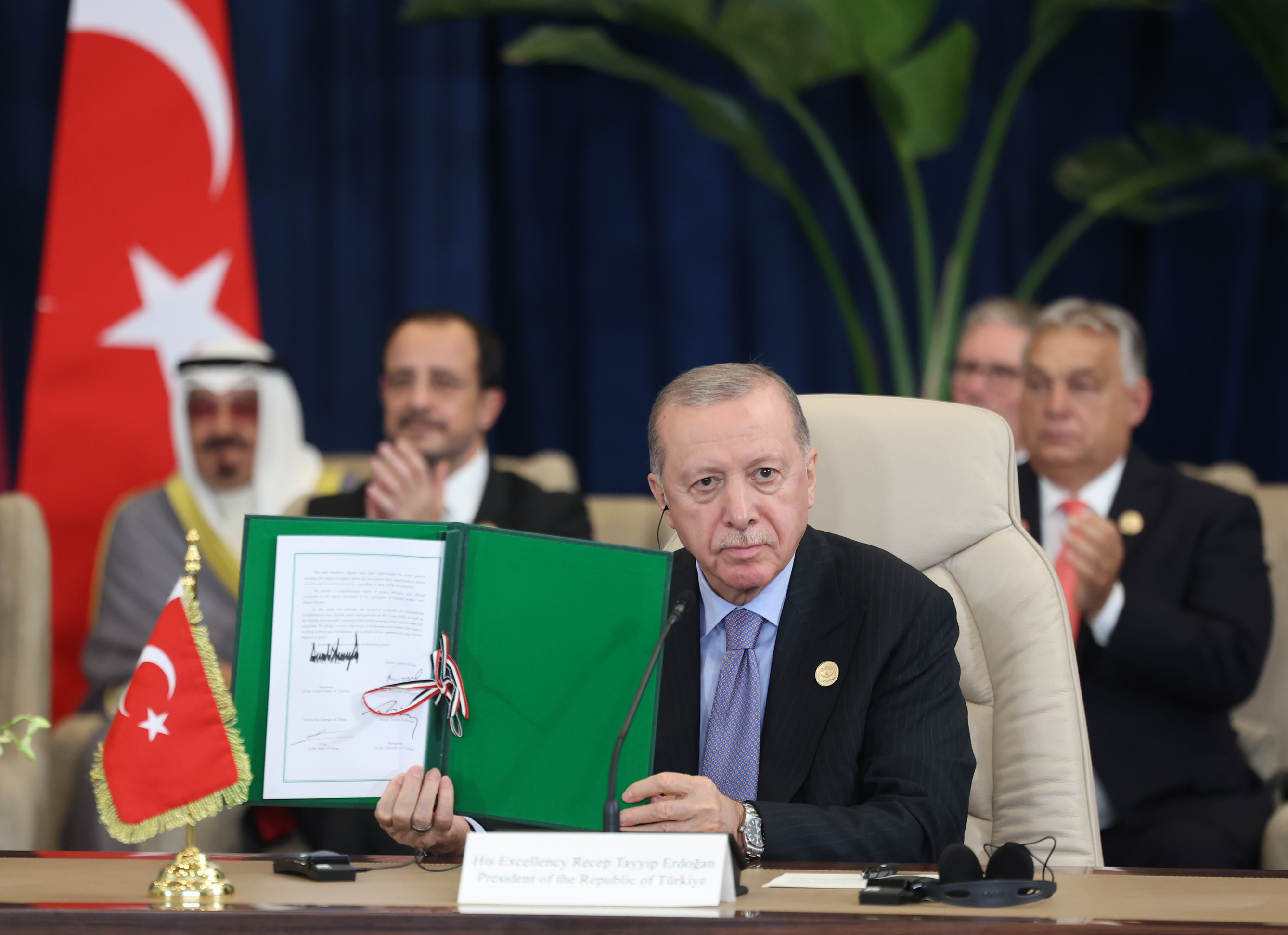 aa-20251013-39404126-39404125-cumhurbaskani-erdogan-sarm-el-seyh-anlasmasinin-imza-torenine-katildi-1.jpg