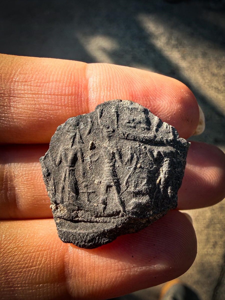 aa-20251019-39455967-39455964-bakan-ersoy-accana-hoyukte-milattan-once-1500lere-ait-tabletler-bulundugunu-duyurdu.jpg