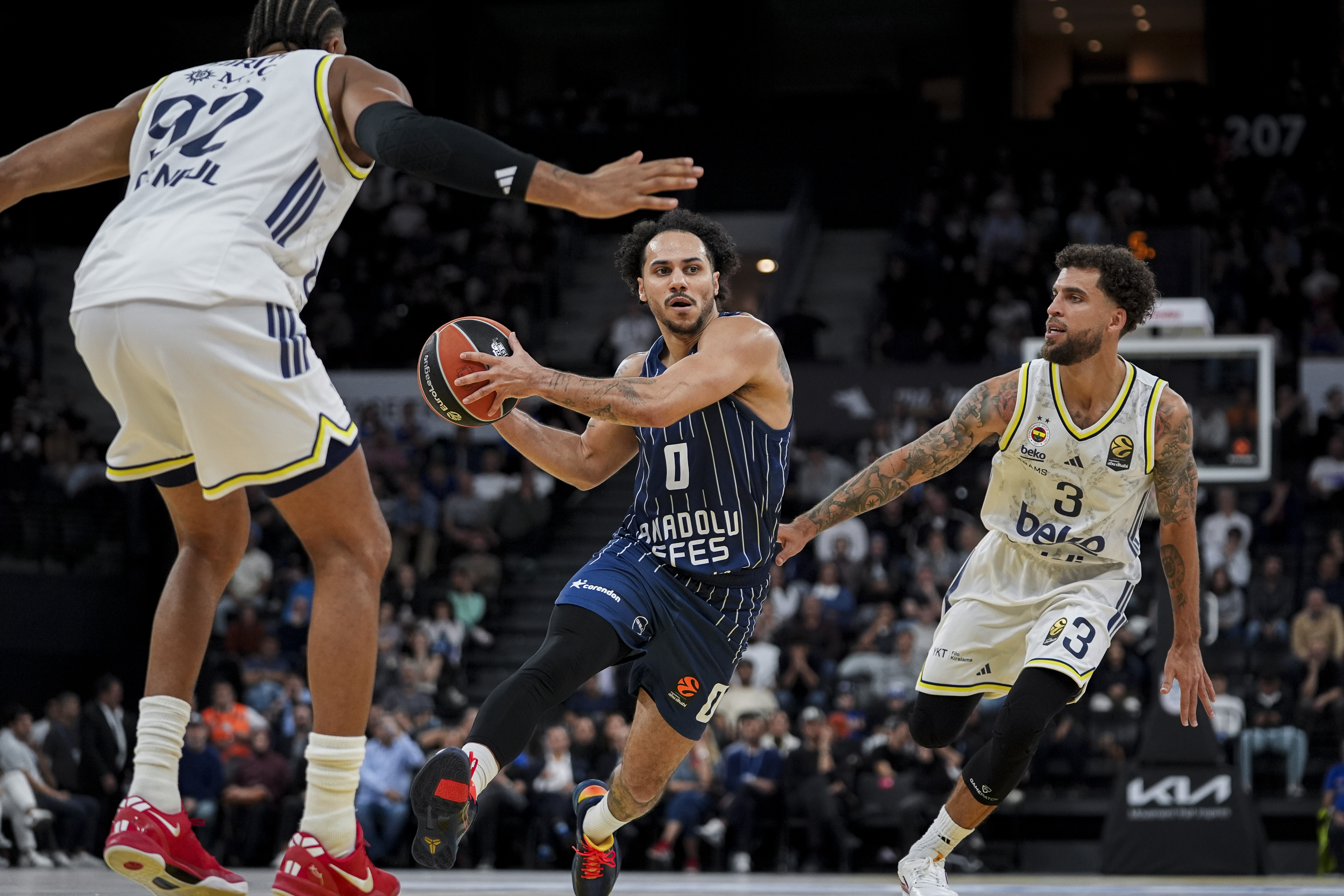 aa-20251024-39512163-39512157-anadolu-efes-fenerbahce-beko.jpg